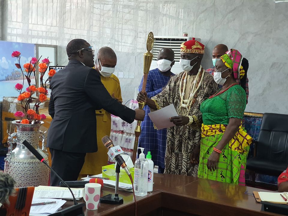 Ebonyi governor issues staff-of-office to Nkalaha community monarch - Orient Daily News