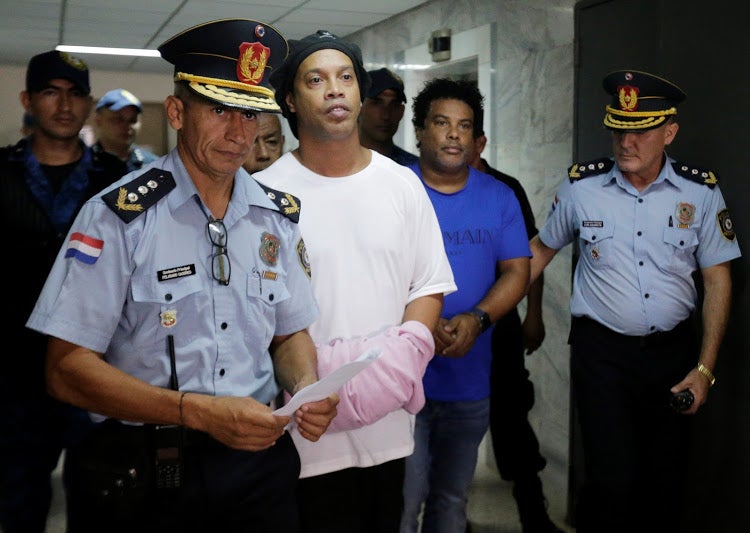 Ronaldinho pays $200, 000 in 'plea bargain' for freedom - Orient Daily News