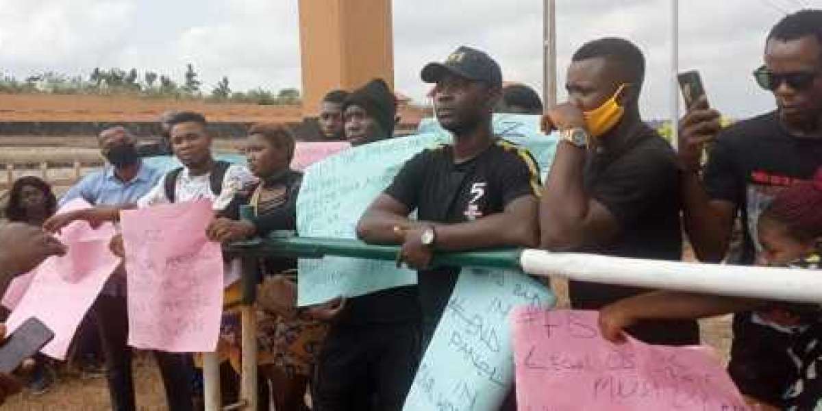 EndSARS Protesters Hit Osogbo Roads, Storm House Of Assembly