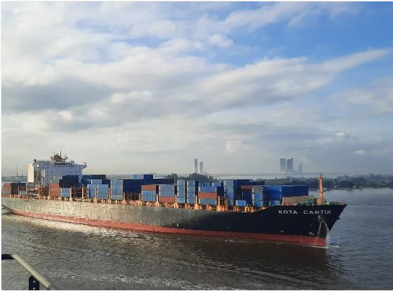 Apapa Port berths largest container vessel in its history - APRO TV